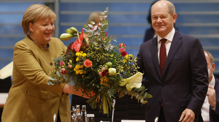 Igazi úriemberként hatalmas csokorral köszöntötte a távozó Angela Merkelt, az új kancellári pozícióját átvéve Európa leghatalmasabb politikusa lesz/ Fotó: Gettyimages