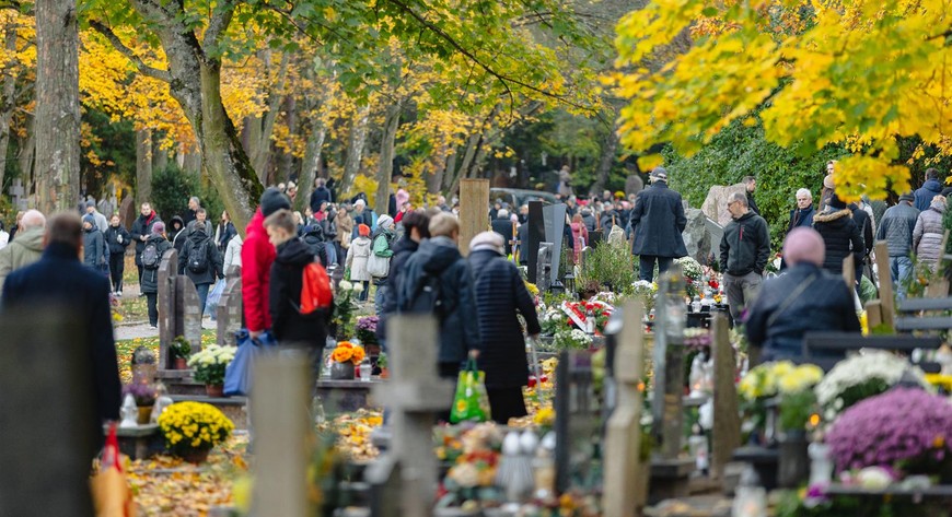 Gdańsk szykuje się na Wszystkich Świętych. W rejonie cmentarzy zmieni się organizacja ruchu i kursowanie komunikacji miejskiej.