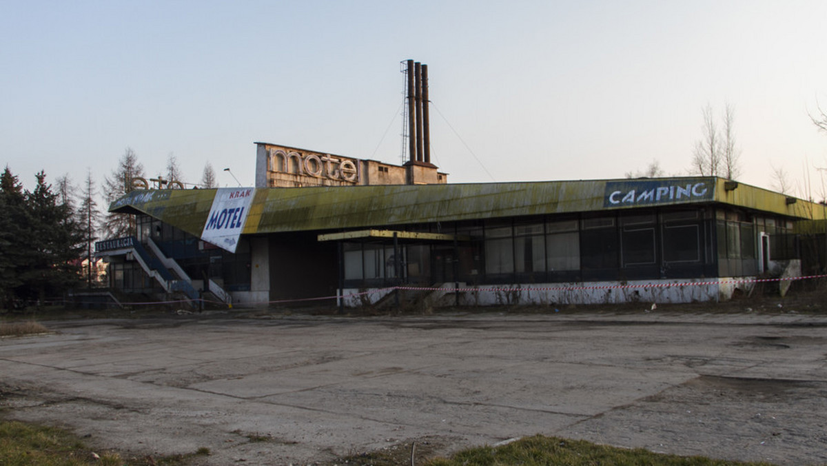 Urzędnicy szukają chętnego inwestora, który wykupi teren po dawnym motelu Krak. Magistrat właśnie wystawił osiem działek na sprzedaż. Łącznie to teren o powierzchni 1,6 hektara. Cena wywoławcza 15,5 milionów złotych.