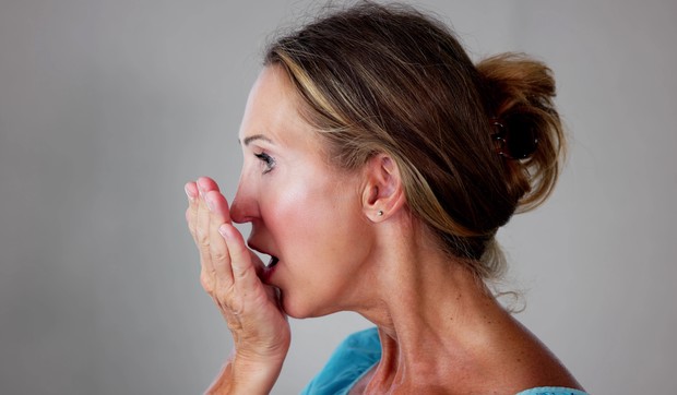 Primarni znak lošeg zadaha je neprijatan ukus u ustima.