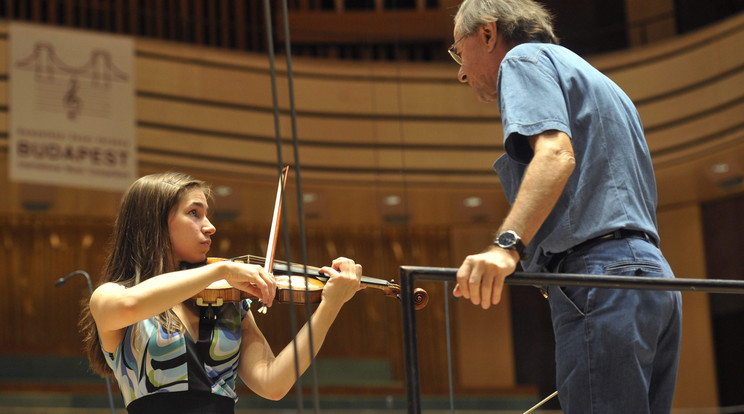 Jobbról Ligeti András karmester  a Művészetek Palotája Bartók Béla Nemzeti Hangversenytermében 2012. szeptember 15-én/ Fotó: MTI Fotó: Bruzák Noémi