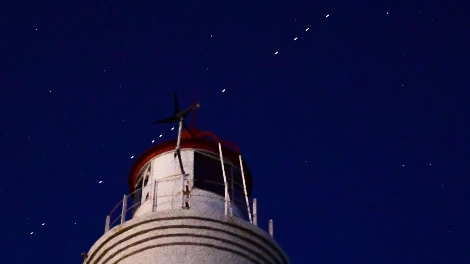 Starlinki SpaceX widoczne nad Rosją (fot. Getty Images)