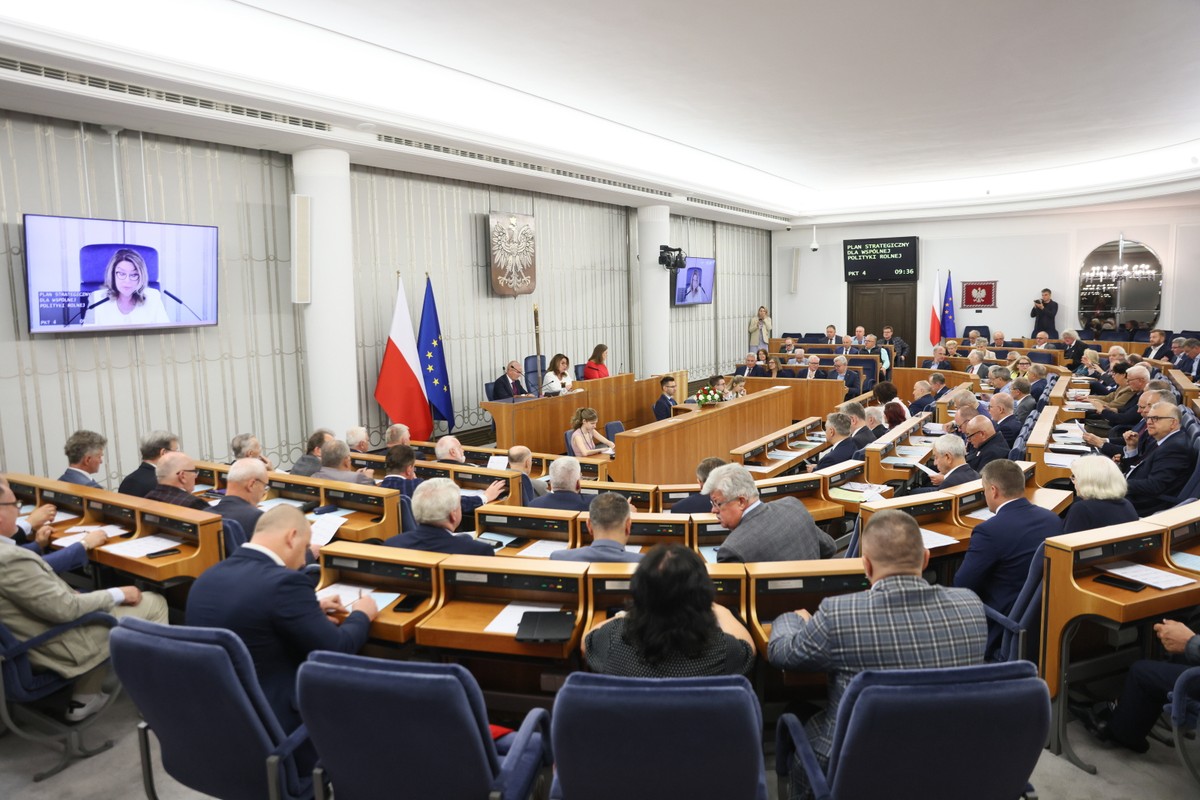 Senatorowie na sali obrad Senatu w Warszawie Drugiego dnia posiedzenia wyższa izba parlamentu przeprowadzi głosowania, m.in. w sprawie noweli Kodeksu pracy oraz ustawy o ochronie sygnalistów, implementującą dyrektywy PE i Rady UE ws. ochrony osób zgłaszających naruszenia prawa UE