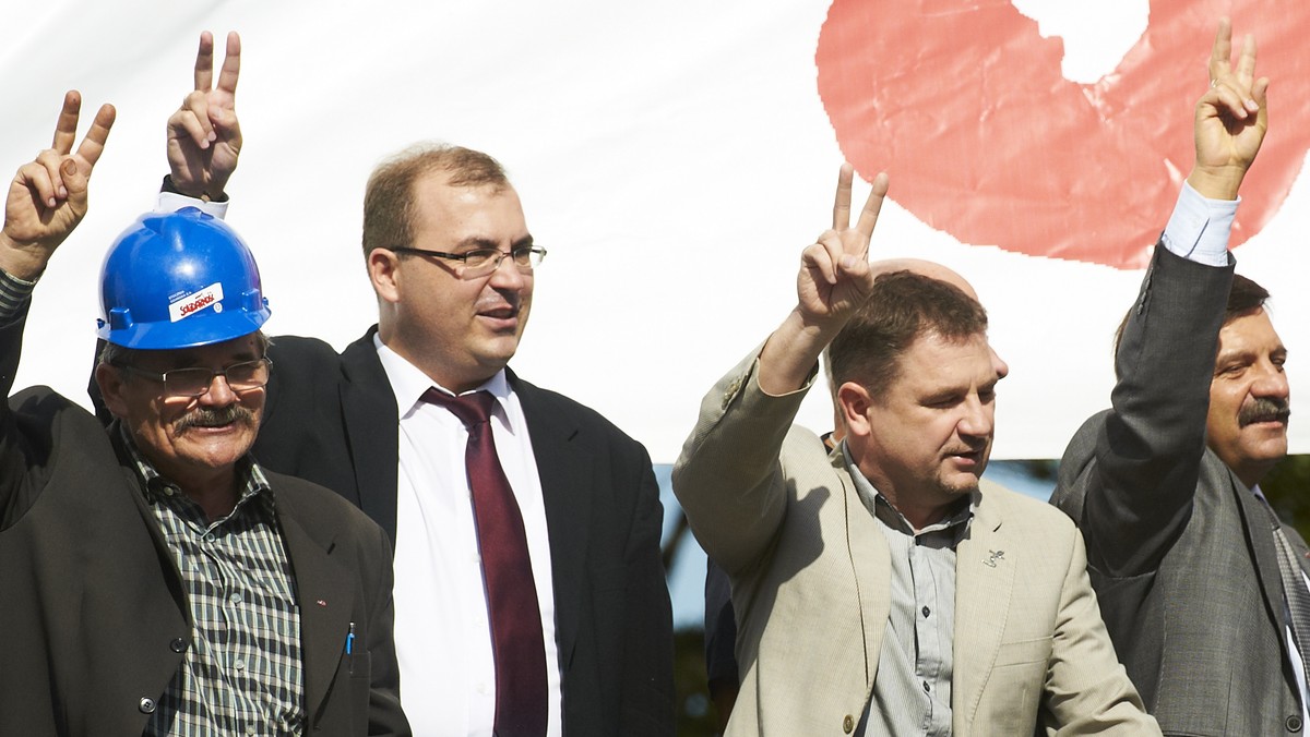 Prezydent Gdańska Paweł Adamowicz poskarżył się marszałek Sejmu Ewie Kopacz na dwóch pomorskich posłów PiS, którzy uczestniczyli w odpiłowywaniu napisu "im. Lenina" i Orderu Sztandaru Pracy znad bramy nr 2 Stoczni Gdańskiej. Napisał, że wzięli oni udział w akcie wandalizmu. W liście do Kopacz Adamowicz pisze m.in., że było to wydarzenie "budzące niesmak i przerażenie".