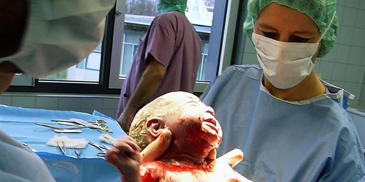 Pielęgniarka pobita podczas porodu, bo chciała...