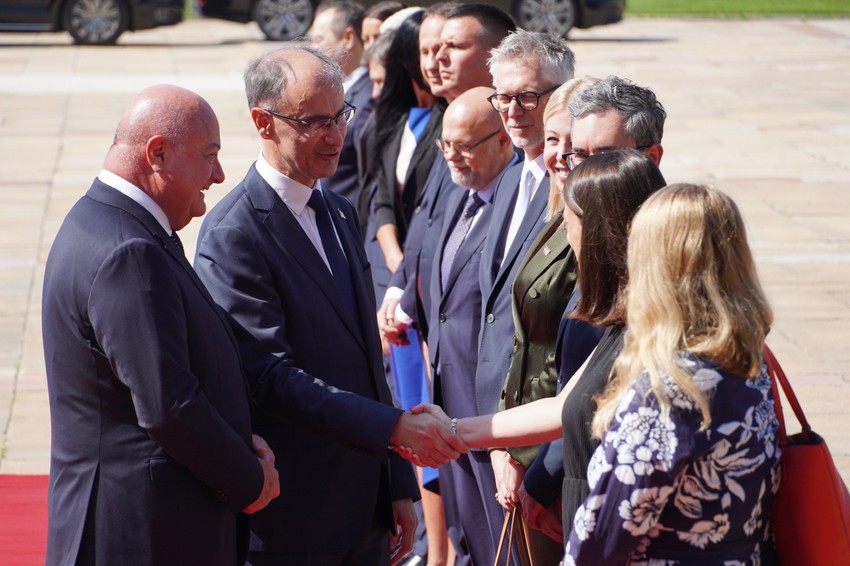 Doček ispred Palate "Srbija"