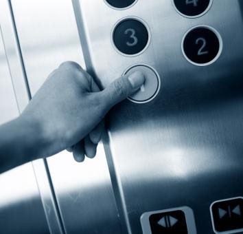 <strong>5. Monter i mechanik wind</strong>
<br><br>
Okazuje się, że w USA bardzo dobrze opłacane są prace czysto fizyczne. Osoba zajmująca się techniczną obsługą wind, ruchomych schodów czy podnośników hydraulicznych może zapewnić sobie wysoki poziom życia.
<br><br>
Średnie roczne wynagrodzenie monterów i mechaników wind w USA wynosi ponad 80 tys. USD. Do wykonywania tego zawodu wystarczy posiadać dyplom ukończenia szkoły wyższej lub jego odpowiednik. Co więcej, doświadczenie zawodowe w branży zazwyczaj nie jest wymagane.