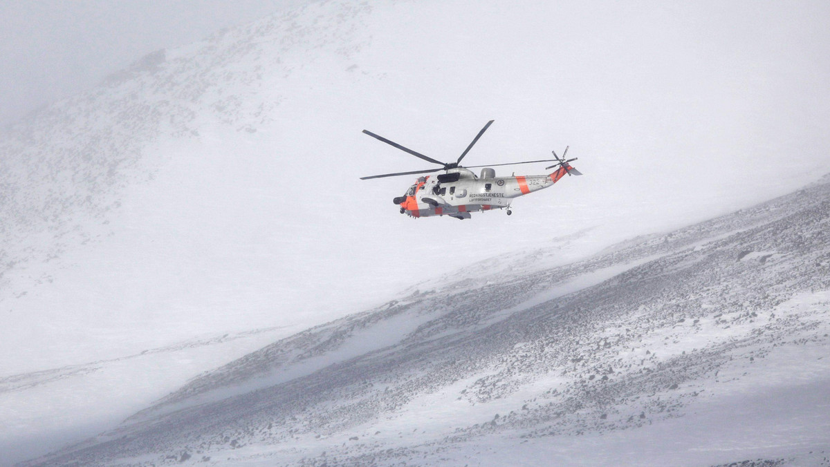 Odnaleziono wrak samolotu transportowego norweskich sił zbrojnych, który zaginął przedwczoraj podczas ćwiczeń NATO - informuje CNN. Na razie nie odnaleziono nikogo z załogi. Wiadomo, że w samolocie leciało pięć osób: czterech mężczyzn i kobieta.