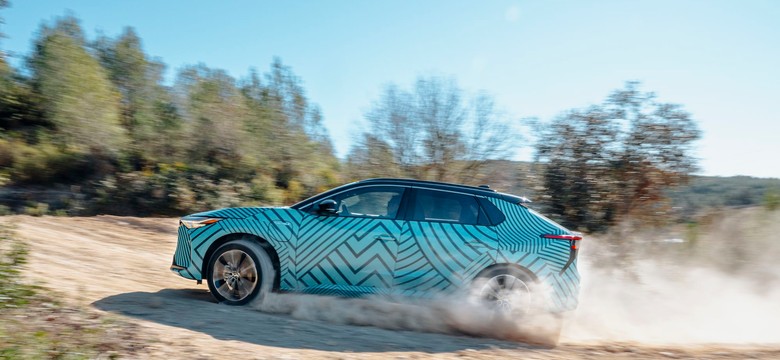 Toyota bZ4X już w Polsce. Na drodze zaskoczy nie tylko trakcją