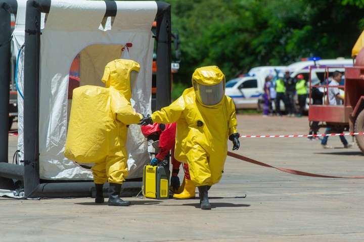 Kombinezony typu HAZMAT. Zdjęcie ilustracyjne / fot. sandyman, Shutterstock