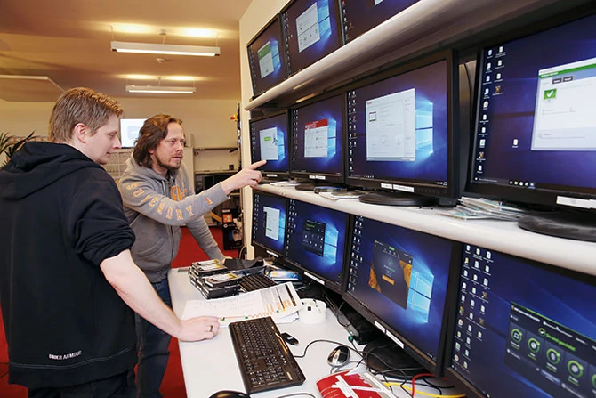 W laboratorium Komputer Świata eksperci badają na identycznych komputerach, jak bardzo pakiety bezpieczeństwa spowalniają pecety