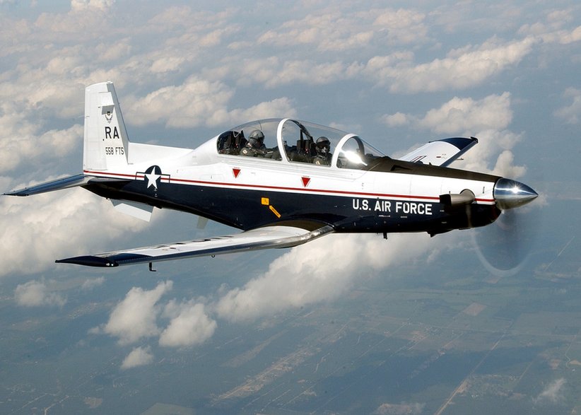 Zanim młody pilot zasiądzie za sterami szkolnego odrzutowca, musi wcześniej przejść szkolenie na samolocie turbośmigłowym, takim jak T-6 Texan II.