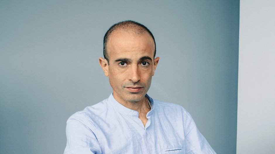 Prof Yuval Noah Harari – jest izraelskim historykiem, filozofem i autorem bestsellerów: „Sapiens: Od zwierząt do bogów”, „Homo deus. Krótka historia jutra”, „21 lekcji na XXI wiek” oraz „Sapiens: Narodziny ludzkości. Opowieść graficzna”. Jego książki sprzedały się w 40 milionach egzemplarzy w 65 językach, a on jest dziś uważany za jednego z najbardziej wpływowych intelektualistów na świecie.