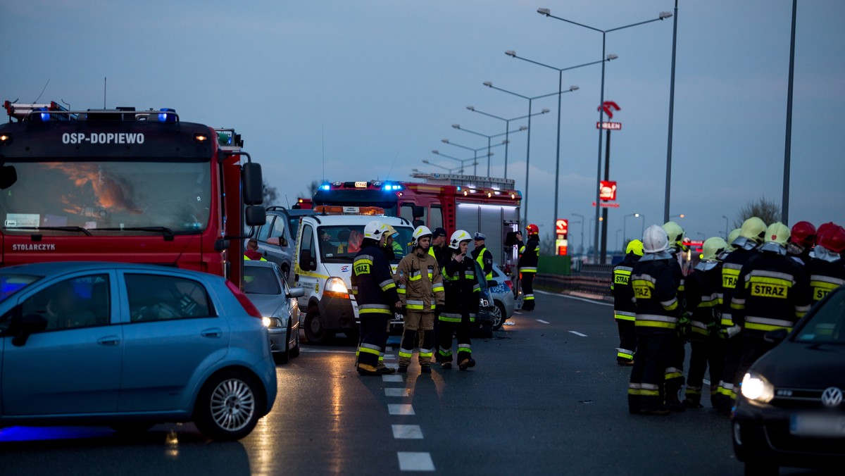 We wczorajszym wypadku na autostradzie A2 w okolicach Poznania uczestniczył gen. broni Michał Sikora. Jak informuje Ministerstwo Obrony Narodowej, sprawcą kolizji był kierowca pojazdu wojskowego, który został ukarany mandatem. W kolizji nikt nie został ranny.