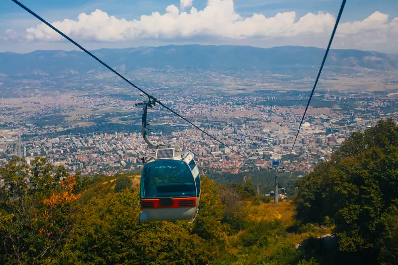 Kolejka linowa na górę Vodno, a w tle stolica Skopje, Macedonia