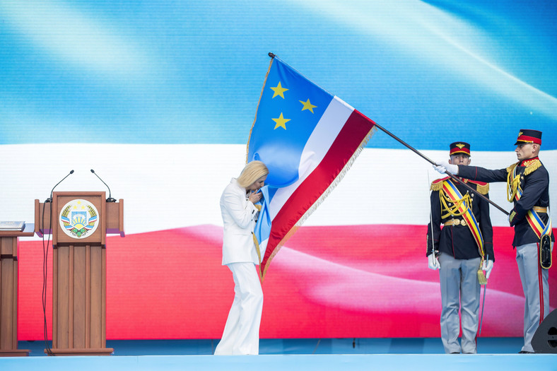 Irina Vlah całująca flagę Gagauzji