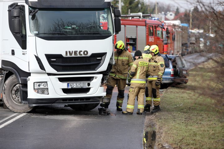 Wypadek na ul. Bałtyckiej w Olsztynie. Kierowca osobowego volvo zderzył się z ciężarówką [ZDJĘCIA]