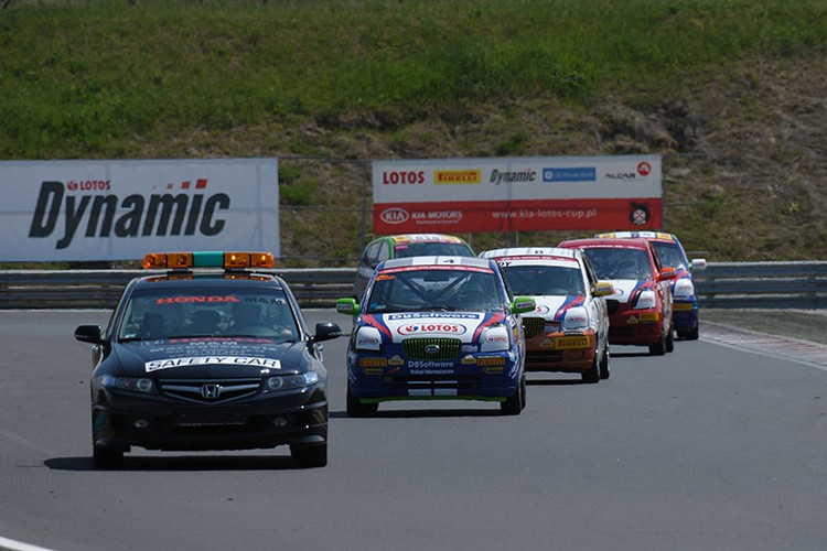 Na węgierskim torze Hungaroring z piskiem opon wystartowały Wyścigowe Samochodowe Mistrzostwa Polski. Pierwszym liderem Picanto Lotos Cup po wygraniu obu wyścigów, został Michał Kijanka. Zaś w cee’d Lotos Cup dwukrotnie zwyciężał Kamil Raczkowski.