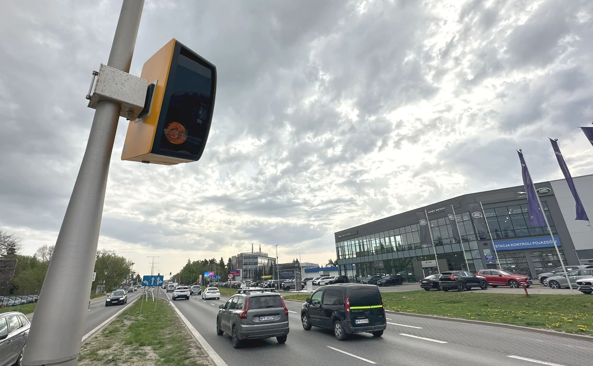 Fotoradar rekordzista powrócił. Teraz łapie kierowców z innej strony