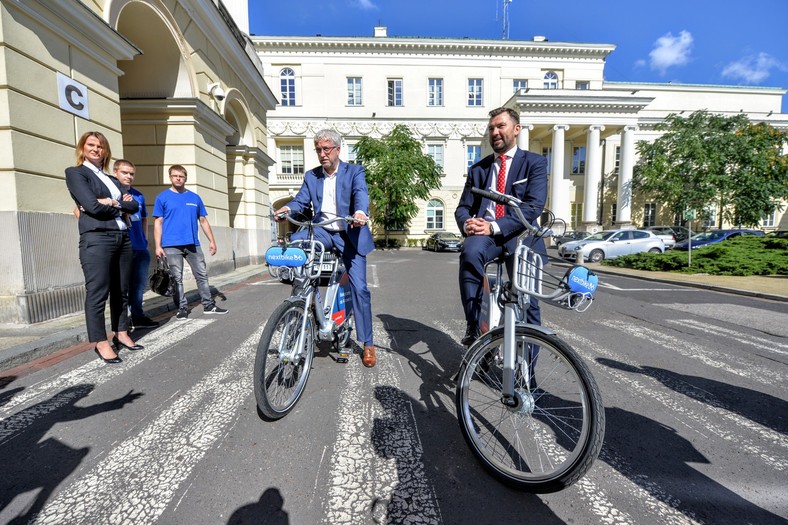 Nowe rowery wypróbowali Jacek Wojciechowicz, wiceprezydent stolicy i Tomasz Wojtkiewicz, prezes Nextbike Polska