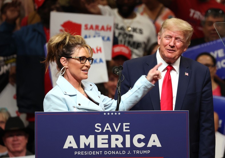 Kandydatka do Izby Reprezentantów USA Sarah Palin i Donald Trump podczas wiecu wyborczego w Anchorage na Alasce, 9 lipca 2022 r. 