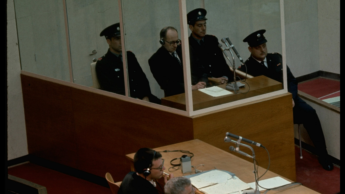 W maju 1961 r. "Polityka" rozpoczęła druk pięciu odcinków "Wyznań mordercy — Adolfa Eichmanna". Wspomnienia kata okazały się sensacją i bestsellerem. Nakład tygodnika wzrósł wtedy dwukrotnie. Sprawa była gorąca, ponieważ w kwietniu 1961 r. w Jerozolimie rozpoczął się proces Eichmanna — zbrodniarza wojennego, który nadzorował akcję eksterminacji Żydów. Było to największe wydarzenie od czasów Norymbergi. Rok wcześniej Eichmann został uprowadzony przez Mosad i przewieziony z Buenos Aires, gdzie się ukrywał, do Izraela.
