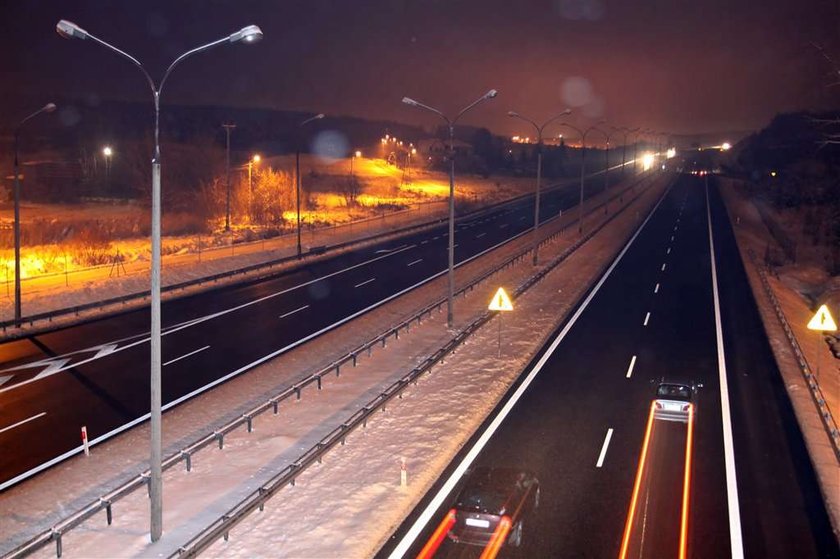 Autostrada w ciemnościach