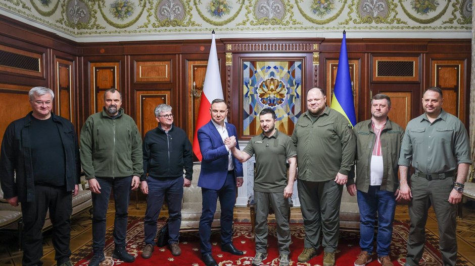 Andrzej Duda z Wołodymyrem Zełenskim podczas wizyty w Kijowie, 22.05.22