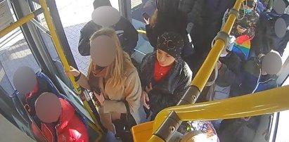 Agresorka pobiła pasażerkę w autobusie. Poszło o maseczkę