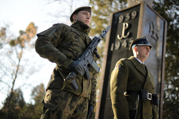 Uroczystości przed pomnikiem Gloria Victis na Cmentarzu Wojskowym na Powązkach w Warszawie z okazji 80. rocznicy przemianowania Związku Walki Zbrojnej w Armię Krajową