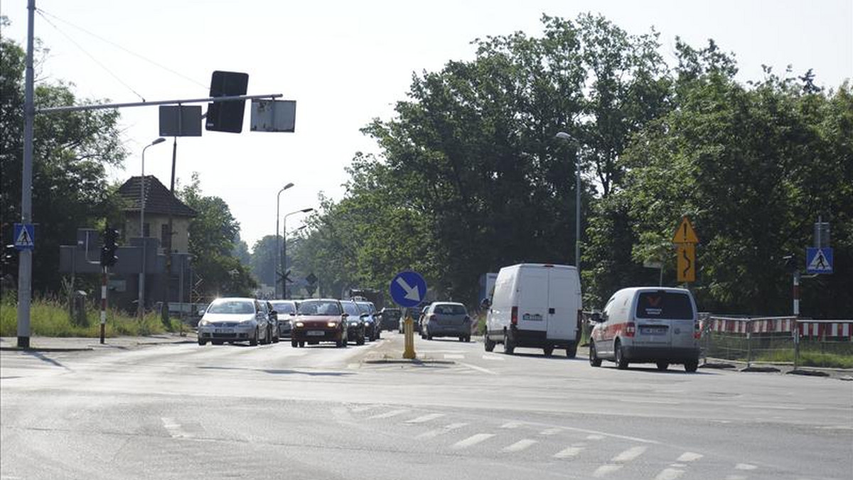 To nie jest dobra wiadomość dla kierowców jeżdżących przez południe Wrocławia. W nocy z soboty na niedzielę drogowcy zamknęli jeden pas ul. Zwycięskiej - informuje Fakt.pl.
