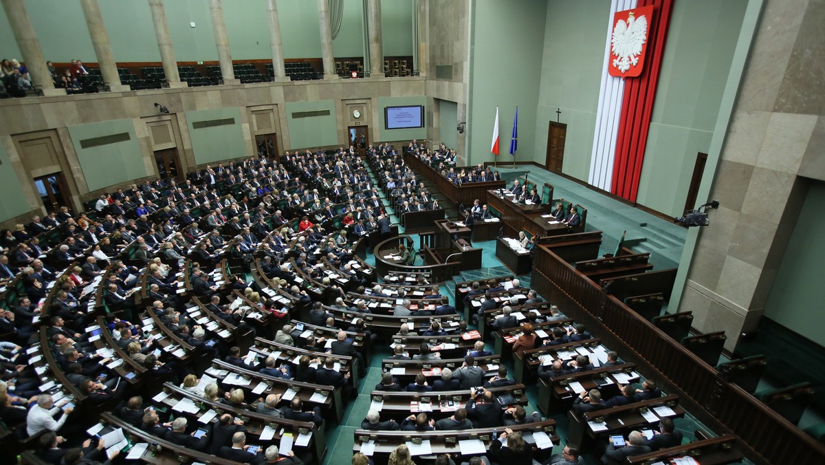 Będzie wniosek o ukaranie posła Leszka Korzeniowskiego (PO), który nie wziął udziału głosowaniu nad referendum dotyczącym sześciolatków - poinformowała rzeczniczka dyscypliny klubowej Platformy - Iwona Śledzińska-Katarasińska.