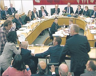 Rupert Murdoch się kaja, tłumaczy i liczy milionowe straty