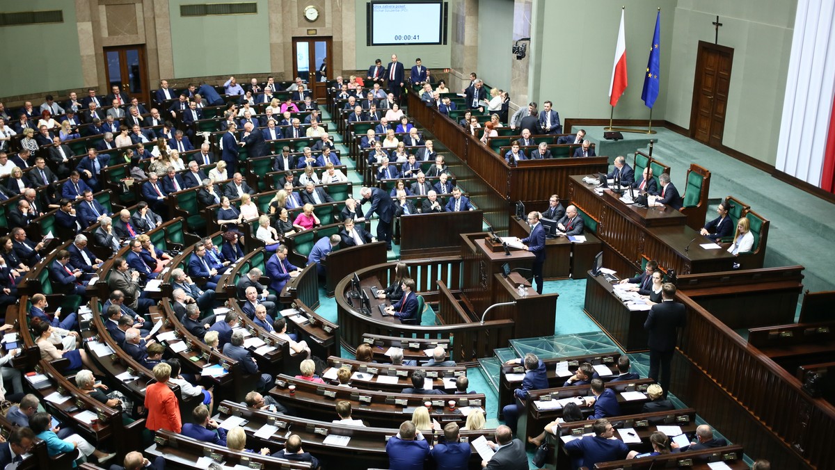 Wybrani dzisiaj to posłowie PiS Krzysztof Czabański, Elżbieta Kruk i Joanna Lichocka. W skład RMN wejdzie w sumie pięć osób - trzy wybrane już dziś przez Sejm oraz dwie kolejne, powołane przez prezydenta spośród kandydatów zgłoszonych przez dwa największe kluby opozycyjne - PO i Kukiz'15.