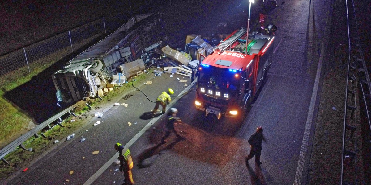 Zderzenie ciężarówka uderzyła w busa na S3. Jedna osoba w ciężkim stanie