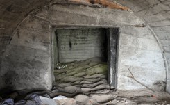 W Kołobrzegu sztorm odsłonił bunkry z czasów zimnej wojny. Budował je Ryszard Kukliński [ZDJĘCIA]