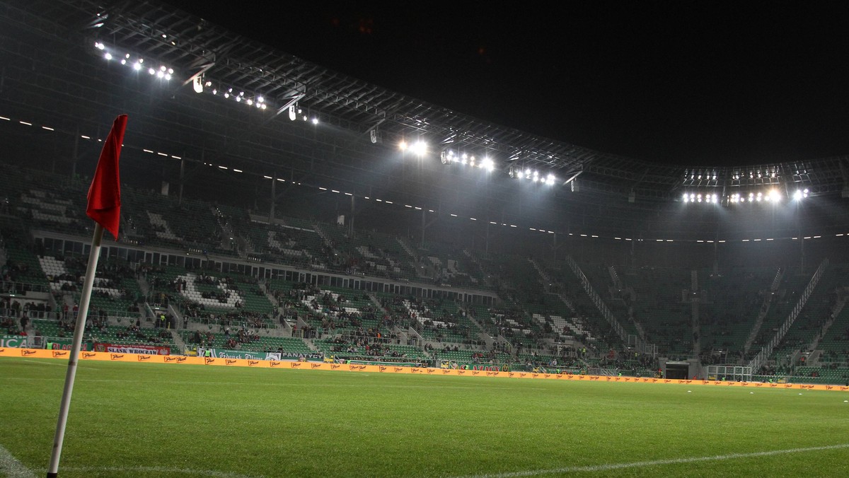 Ktoś rzuca hasło "stadion". Co Wam się z nim kojarzy? Piłka nożna, mecze, imprezy, koncerty... Nic bardziej mylnego. Dla tych, którzy zajmują się wrocławską areną najważniejszą rzeczą są najwyraźniej... biura. Konkretnie, gigantyczne powierzchnie, które do tej pory nie są wynajęte. I to wybudowane za nasze pieniądze przy okazji powstania miejsca, które miało być centrum rozrywek dla wrocławian.