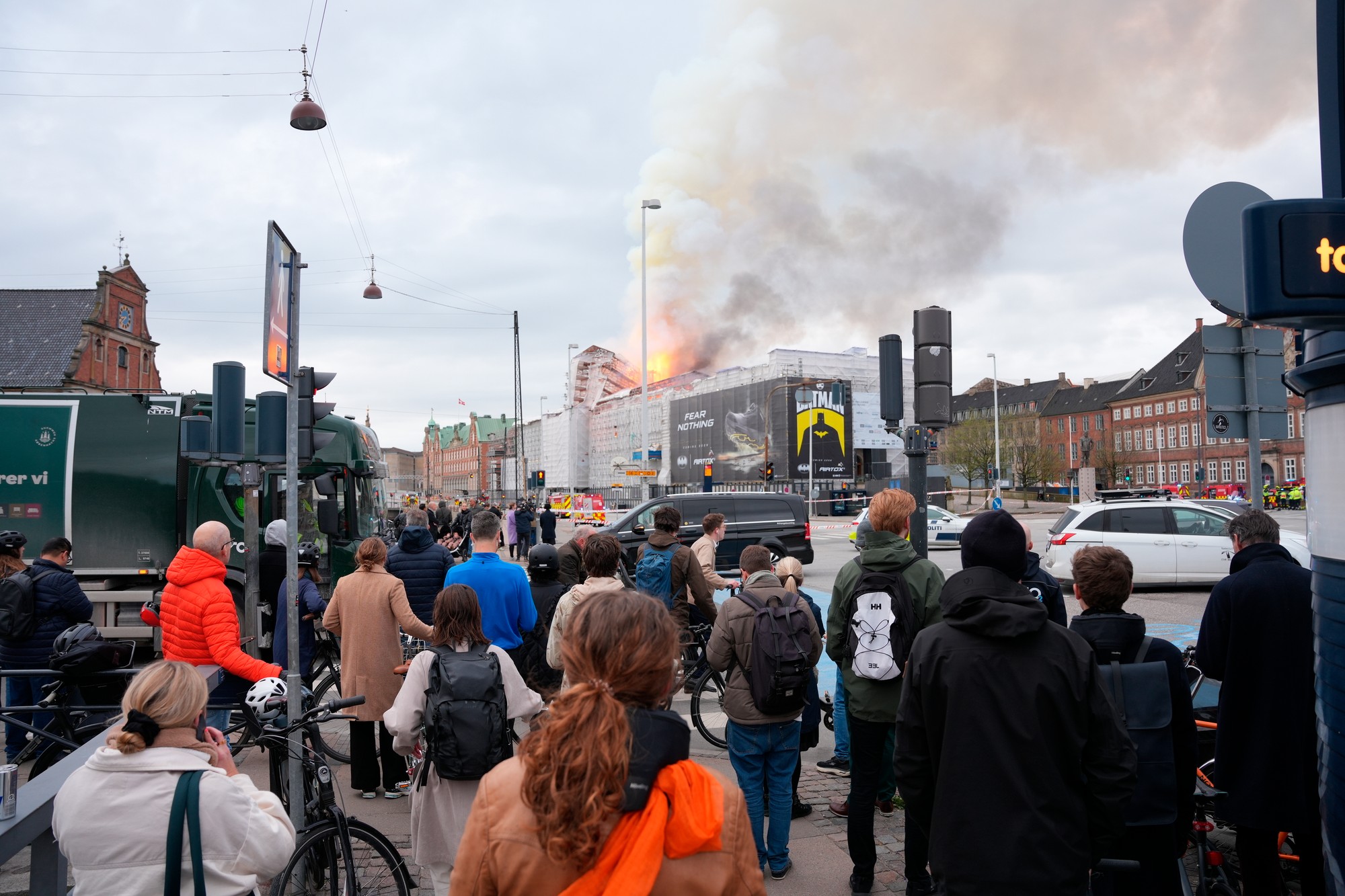 Historickú budovu burzy v centre dánskej metropoly Kodaň v utorok 16. apríla 2024 zachvátili plamene.