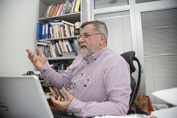 "SVI DA DOPRINESU DIJALOGU" Ministarstvo informisanja: Zabrinutost zbog navoda o napadu na Verana Matića ispred Skupštine