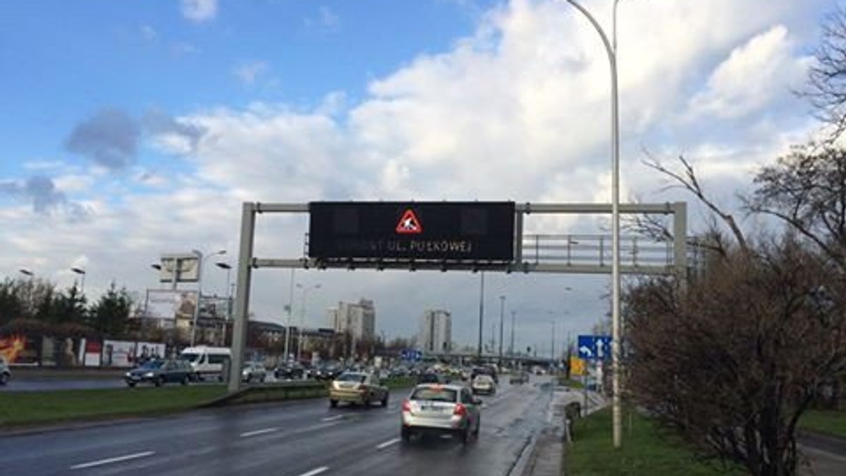 Uwaga stołeczni kierowcy! Przez najbliższe dni najlepiej nie zwracać uwagi na informacje wyświetlane na tablicach zamontowanych w niektórych miejscach w Warszawie. Dziś wymienione zostanie oprogramowanie systemu sterującego ich działaniem, a potem będzie ono testowane. W związku z tym na tablicach mogą pojawiać się nieprawdziwe informacje.