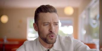 Ouch! Justin Timberlake gets hit in the face by a stranger