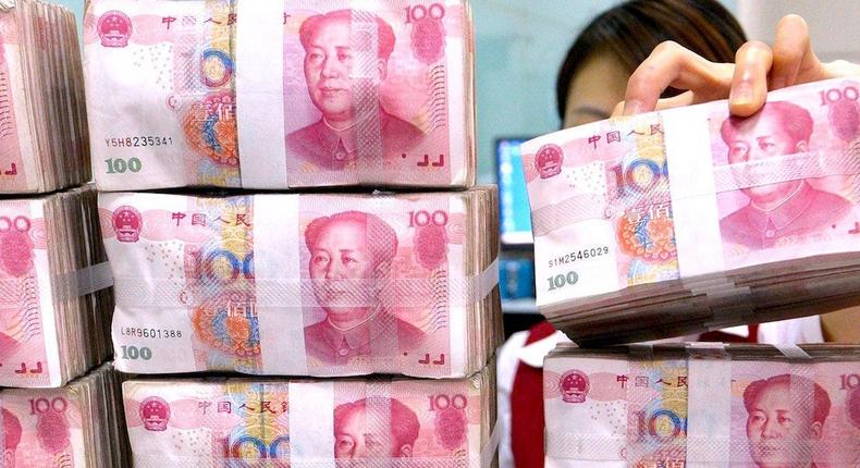 An employee counts money at the last workday of a week at a bank in Taiyuan, Shanxi province, June 28, 2013.REUTERS/Jon Woo