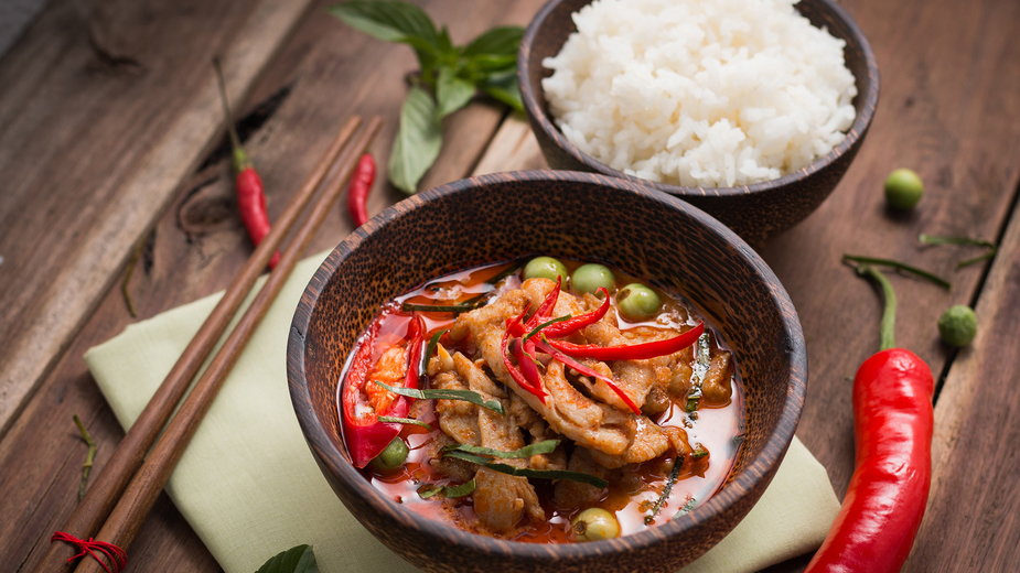 Charakterystyczną cechą kuchni tajskiej są kolorowe dania oraz zastosowanie pikantnych przypraw