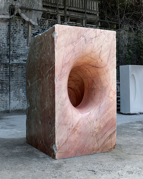 Sophia (2003), Anish Kapoor, marmur viagaryjski, 215 x 123 x 133 cm