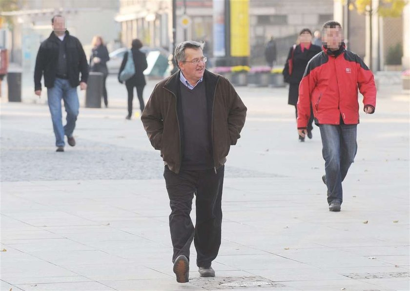 Komorowski do pracy piechotą, a garnitury limuzyną!  FOTO