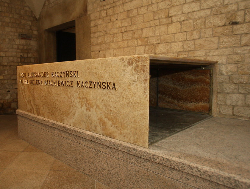 Kamieniarze uszkodzili sarkofag Kaczyńskich!