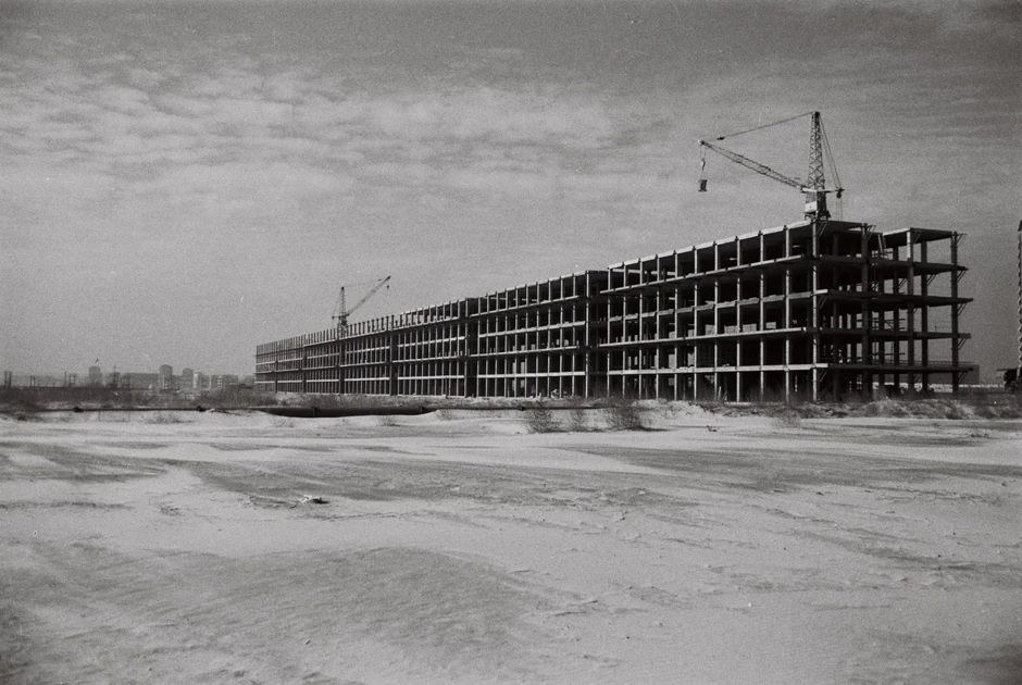 Mihajlo Čanak, Leonid Lenarčić, Milosav Mitić i Ivan Petrović. Zgrada B9, Blok 21, 1959-65. Novi Beograd, Srbija. Pogled na gradilište.