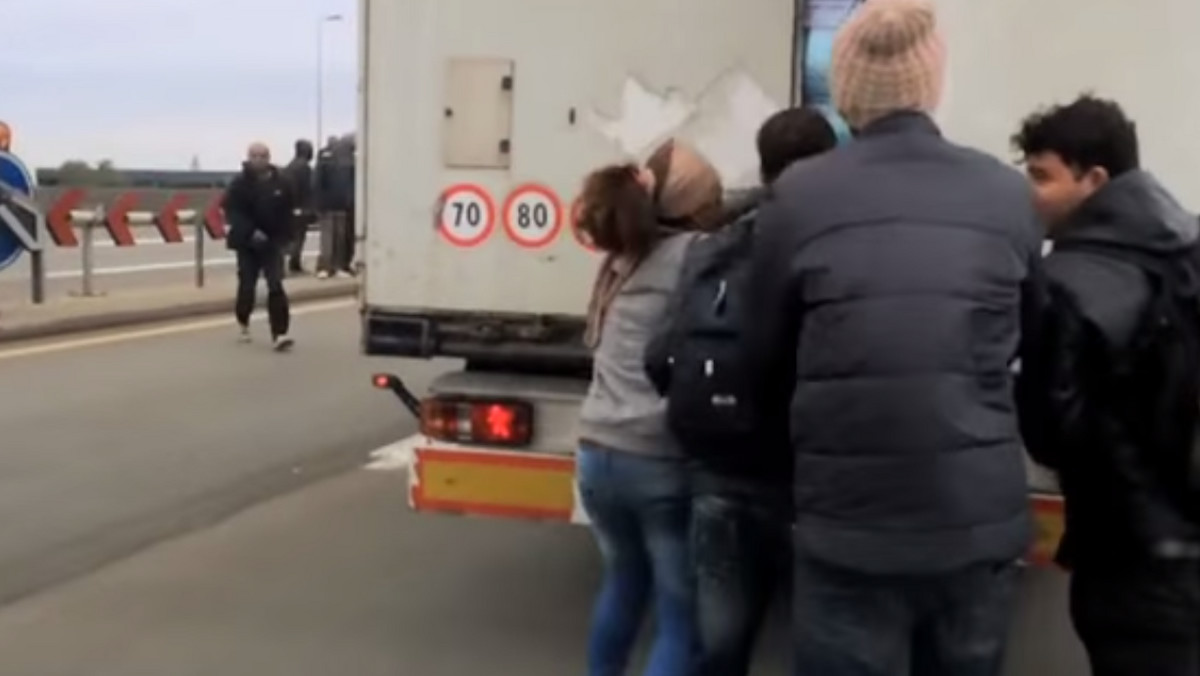 W internecie pojawiło się wideo, na którym można zobaczyć codzienność kierowców ciężarówek w Calais, którzy czekają na odprawę - dziesiątki nielegalnych imigrantów z Afryki biegnie za pojazdami i usiłuje dostać się do środka.