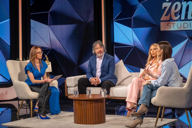 Autorka i voditeljka emisije "Blic žena studio" Jelena Isaković sa svojim sagovornicima dr Vanjom Miloševićem, ginekolog, psihologom Jelenom Stanovuković i Aleksandrom Bezmarević Stević koja je stručnjak za društvene mreže