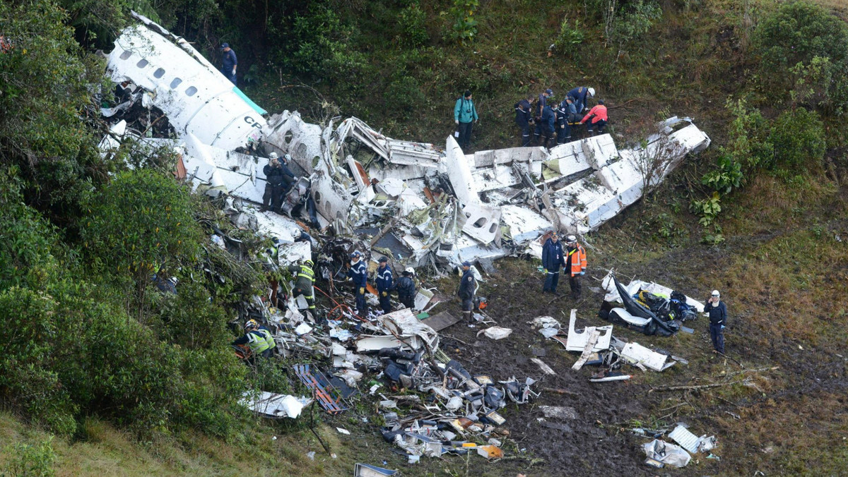 Pilot samolotu pasażerskiego British Aerospace 146, który rozbił się w poniedziałek w Kolumbii, zgłaszał kontrolerom lotów, że skończyło mu się paliwo, a maszyna ma awarię systemów elektrycznych - wynika z nagrań rozmów zarejestrowanych tuż przed katastrofą.